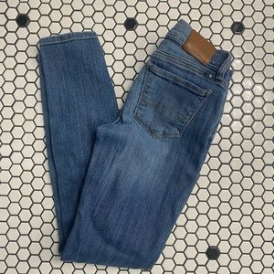 Lucky brand distressed knee skinny jeans size 25